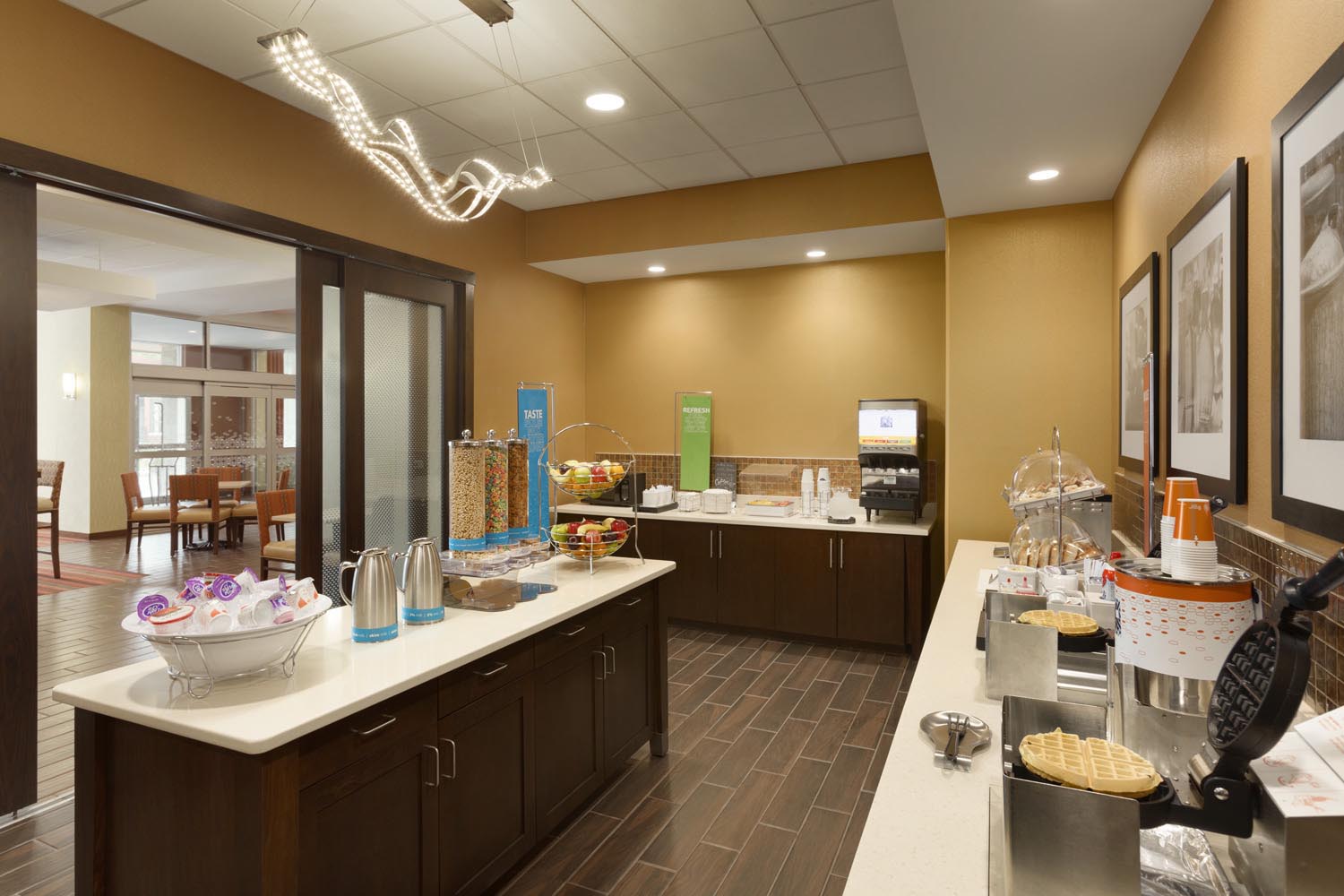 Hampton Inn St. Albans - Gallery Image